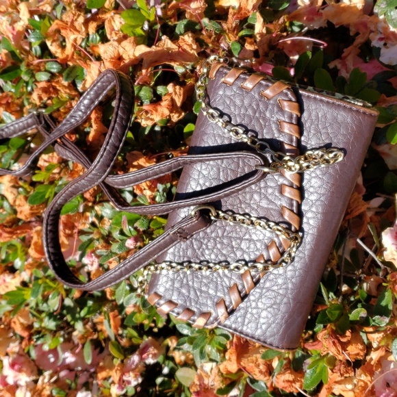 UNDER ONE SKY Crossbody with chain strap detail. cheetah print lining - Picture 2 of 13